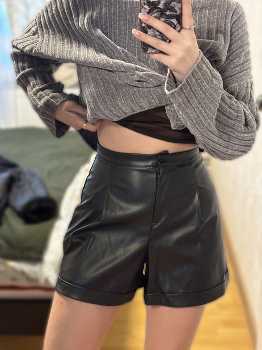 Новенькі еко - шкіряні шортики Tezenis