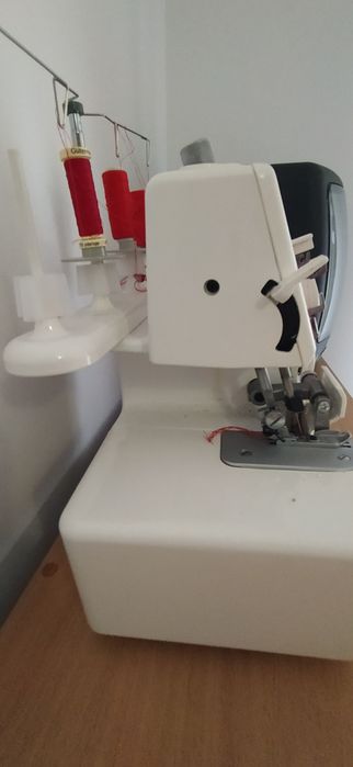 Máquina de costura corta e cose