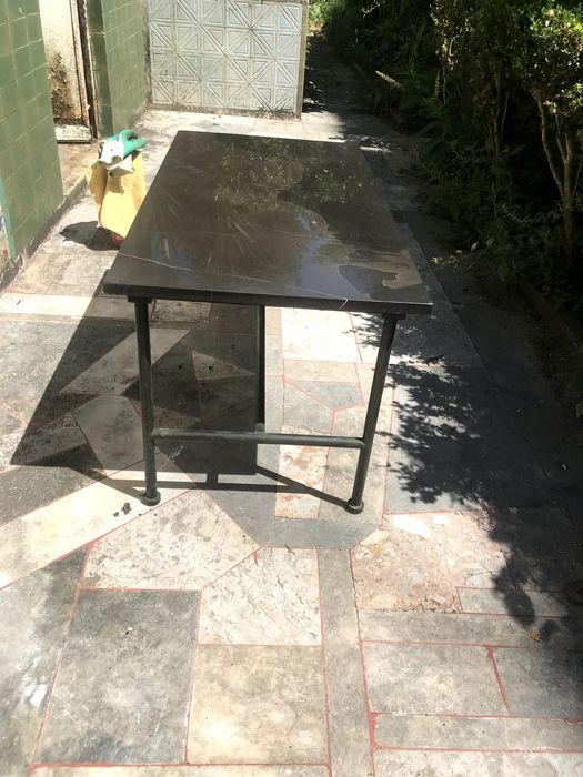 Mesa de café com tampo de mármore