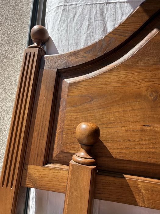 Mobília de Quarto de Madeira Maciça de Castanho — Peças Vintage