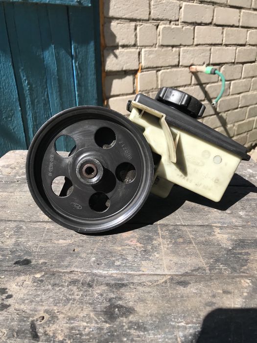 Насос идеал ГУР Форд мондео МК-3 1.8 инжектор в идеальном состояни.