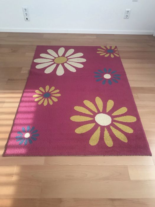 Tapete rosa com padrão de flores