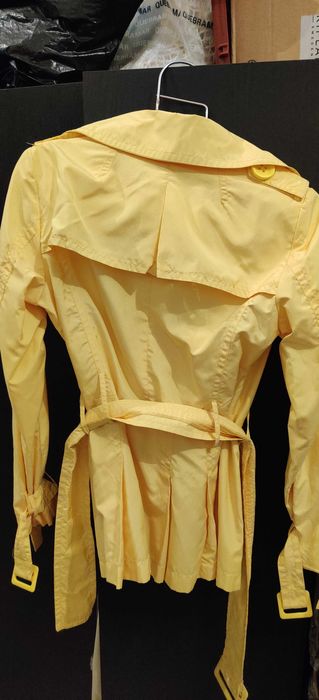 Casaco amarelo com cinto