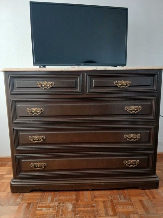 Quarto completo: cama, mesas de cabeceira e cómoda