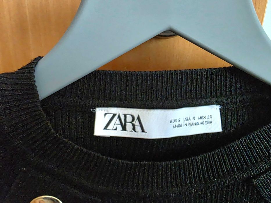 Zara | Camisola preta com detalhes dourados, tamanho S
