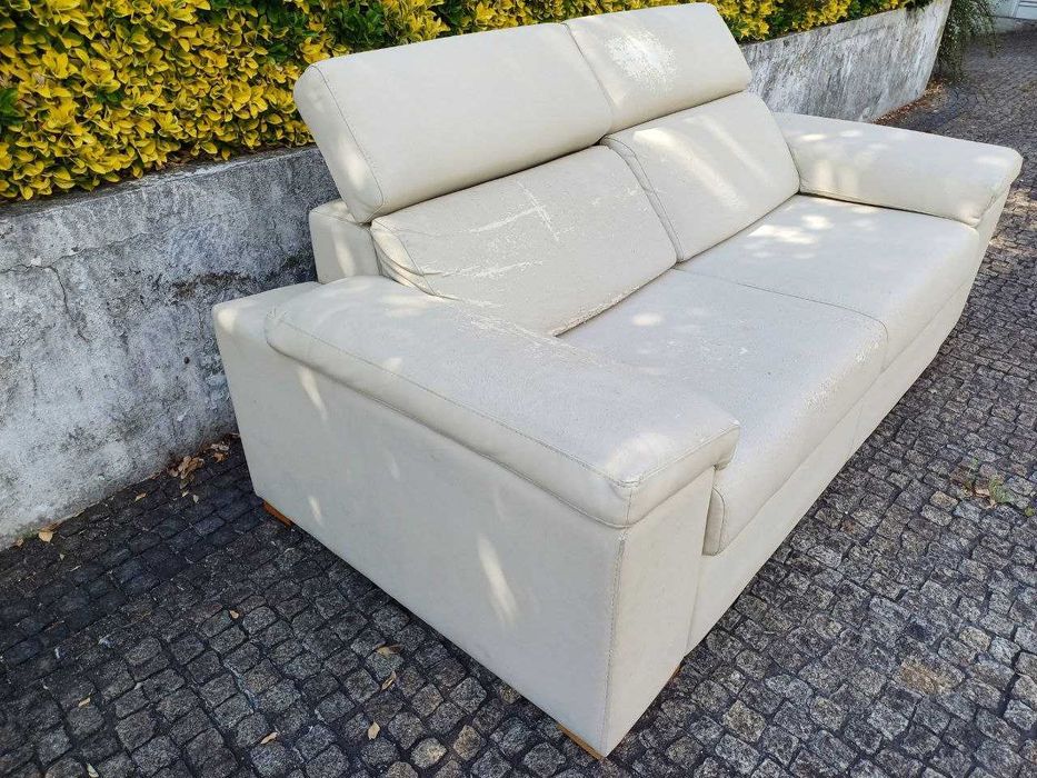 Sofá de 2 lugares com encosto reclinável e 2 pufes incluídos