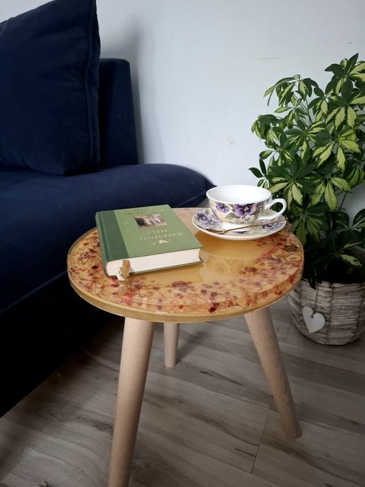 Stolik z żywicy epoksydowej żółty kwiaty zboża