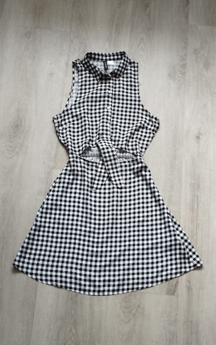 Koszulowa lekka krótka sukienka z kołnierzykiem i wycięciem na brzuchu