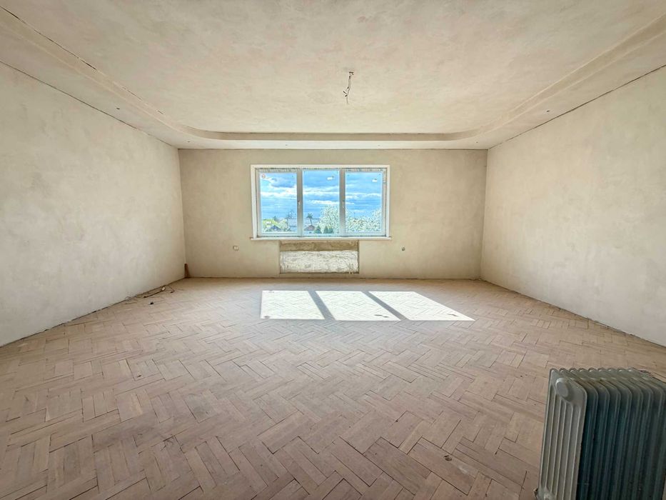 Просторий будинок 317 м² з ділянкою 12 соток у Дашаві