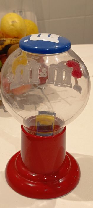 Dispensador de M&M's ou outra guloseima.