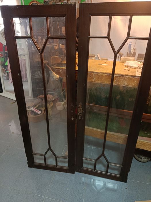 Portas de vitrine com laterais em madeira para transformar