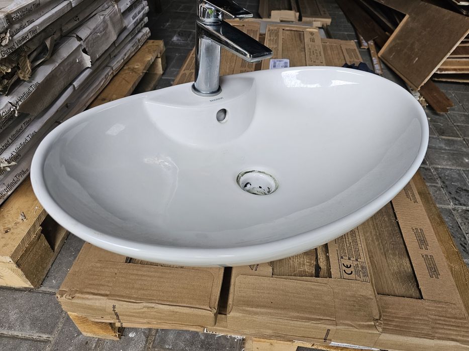 Umywalka nablatowa Kerra z baterią 
.