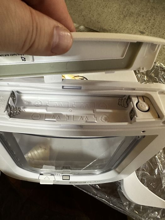 Розумні дверцята для котів та дрібних собак  SureFlap Microchip Cat Flap