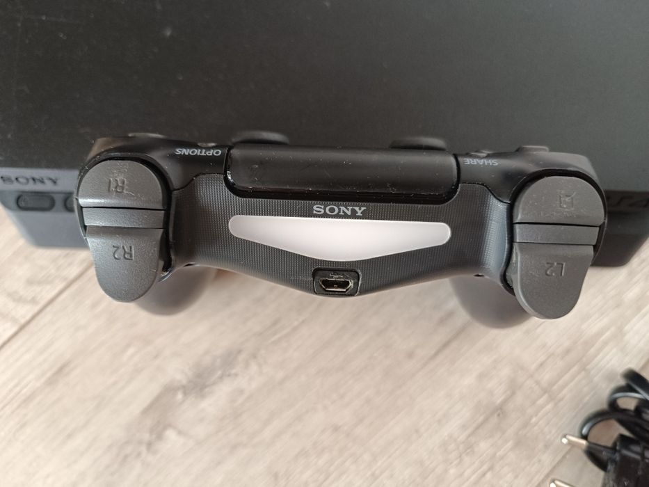 Konsola Ps4 Slim 500GB pad SONY bezprzewodowy  2 gry