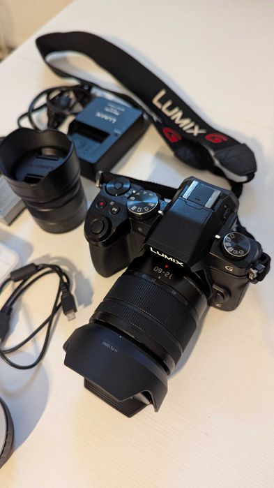 Bezlusterkowiec Panasonic Lumix DMC-G80, wraz z obiektywami i torbą.