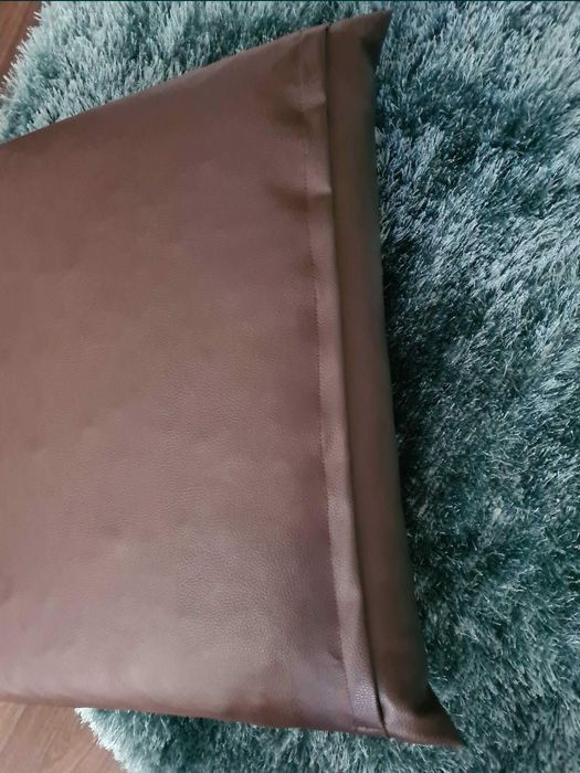 Almofada puff em pele sintética