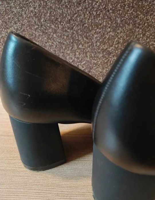 Czółenka czarne na słupku