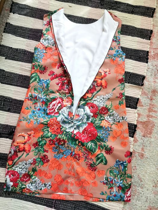 Przepiękna Sukienka wysadzana kamieniami Italy Moda