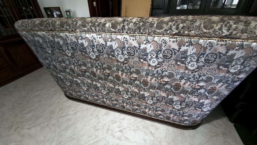 Conjunto de Sofás Clássicos (Sofá-Cama 3 Lugares + 2 Cadeirões) – Excelente Estado