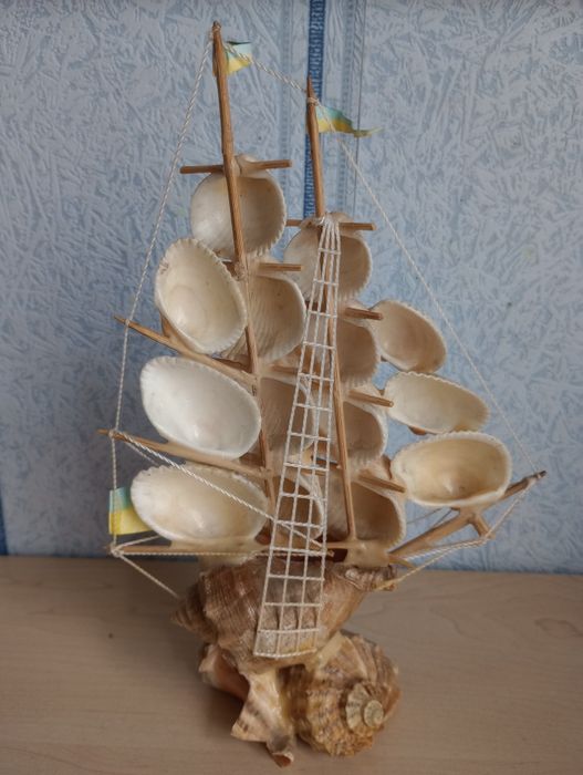 корабель з ракушок сувенір