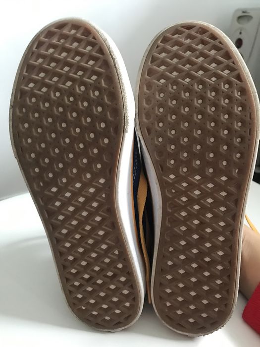 Vans azuis e laranja