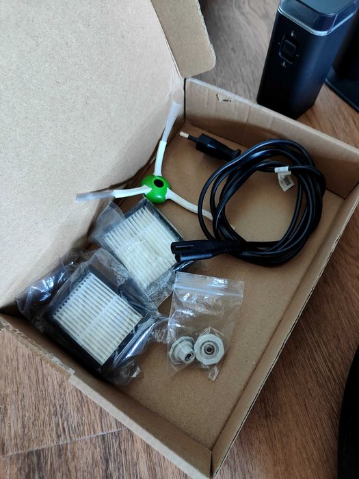 iRobot Roomba e5 Vacuum Cleaner + Replacement Parts Kit507917673903564803