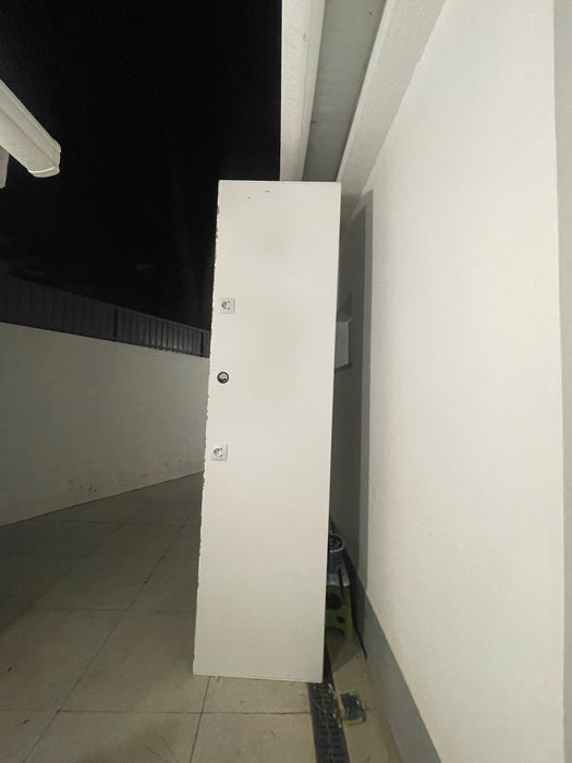 Tampo de mesa com duas tomadas elétricas e usb