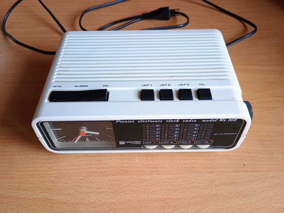Radio Unitra Diora RE-105 z zegarkiem
