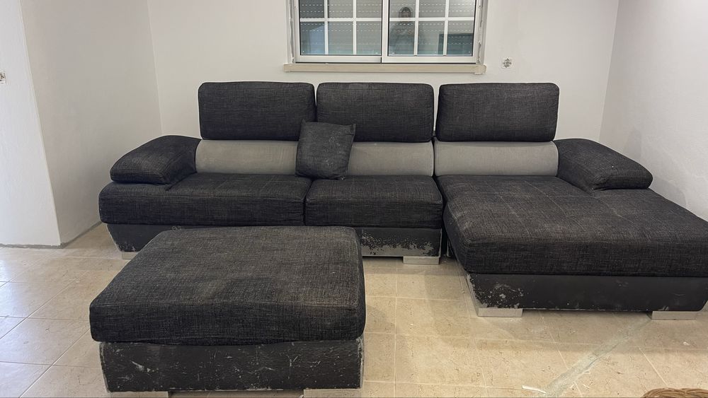 Sofá em L com Chaise + Puff