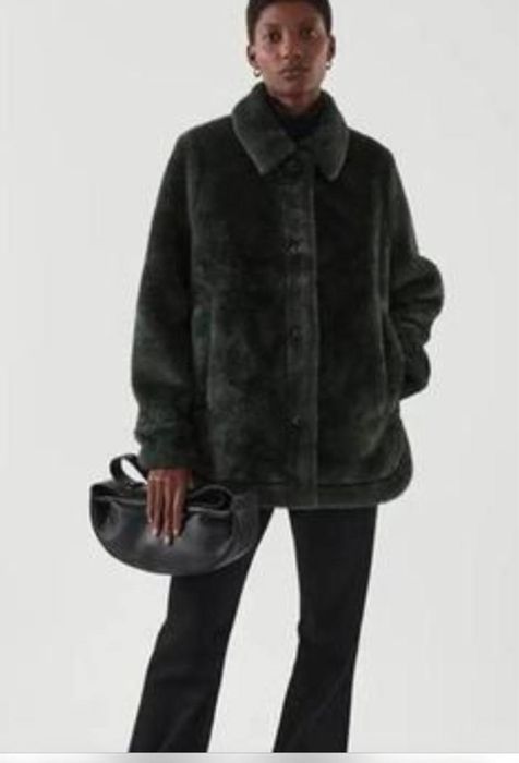 Шубка Cos стильна