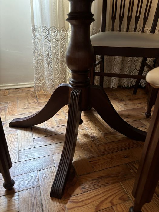 Mesa redonda madeira com seis cadeiras