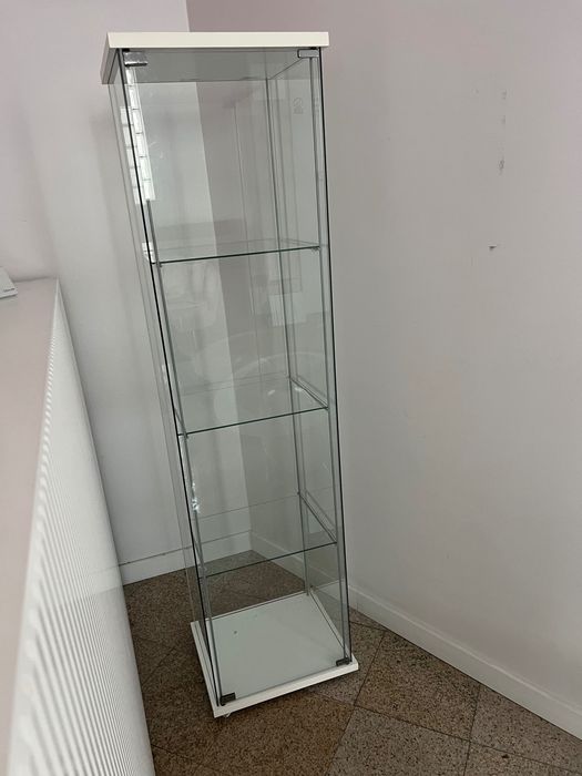 Witryna szklana IKEA – biała, 4 poziomy, stan bardzo dobry