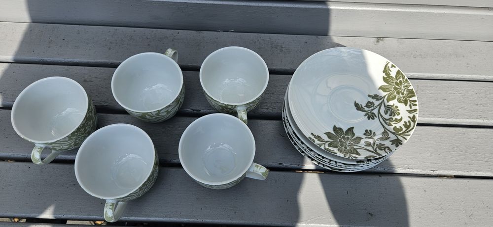 Filiżanki plus talerzyki