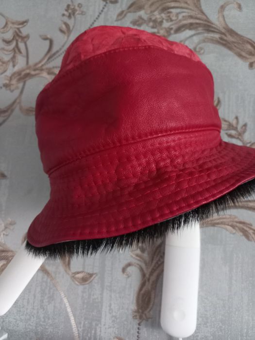 Шляпа кожа, красного цвета.