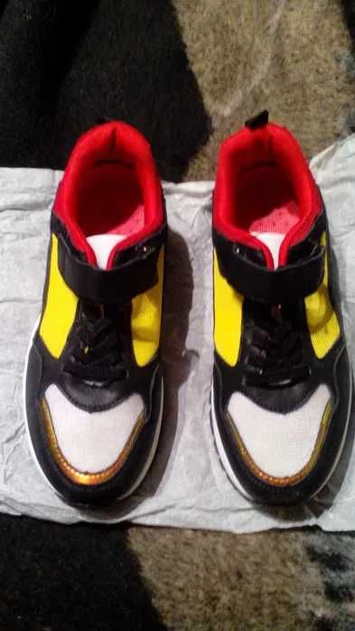 Vendo sapatilhas de mulher