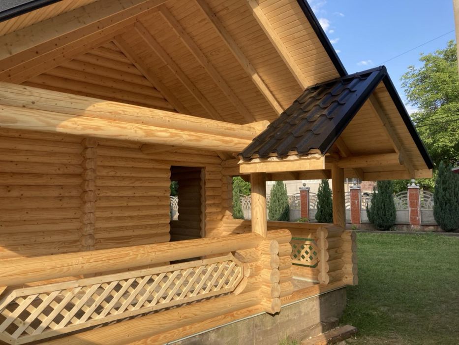 Дерев'яний зруб (сруб) з дикої або оциліндров колоди з смереки(ялина)