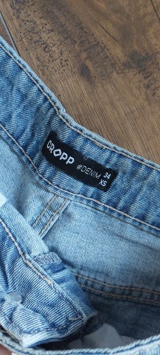 Spodnie jeansowe damskie z rozdarciami Cropp  Xs.