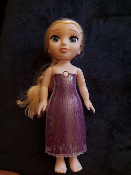 Boneca FROZEN como nova c luz e fala c 34cm