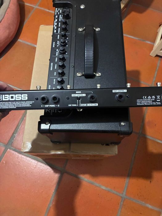 Amplificador Boss Katana Head MKII 100 W + Pedal Boss GA-FC-EX