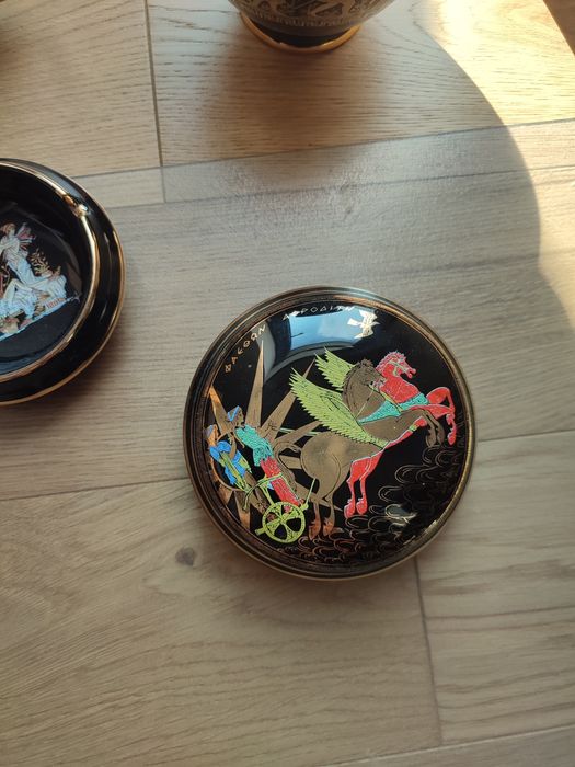 Zestaw greckiej porcelany, zdobionej 24-karatowym złotem