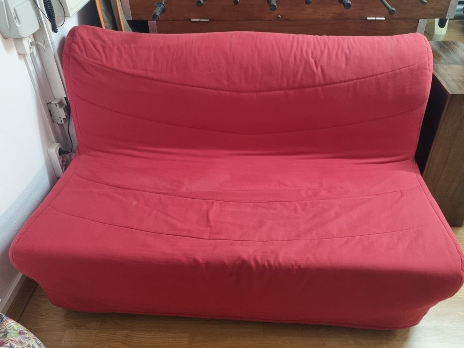 Sofás camas - 1 preto e 1 vermelho    preço 110 euros cada um
