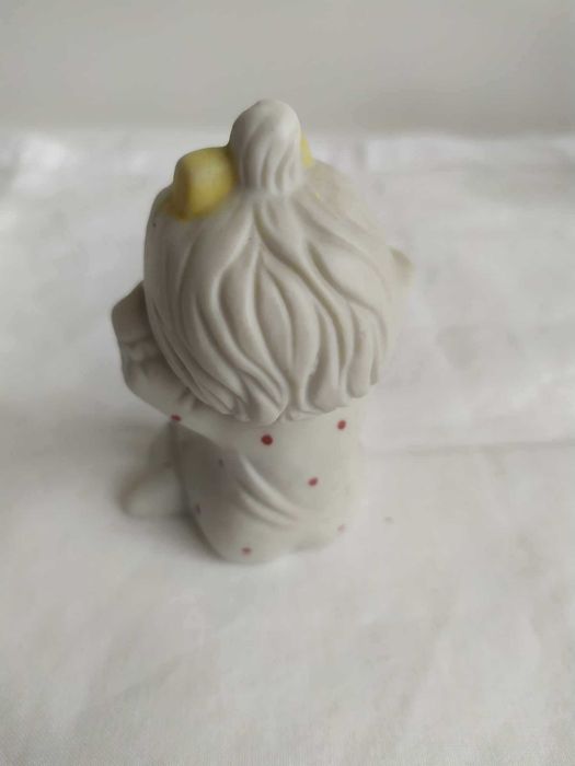 Вінтажна фігурка дівчинки з бантиком