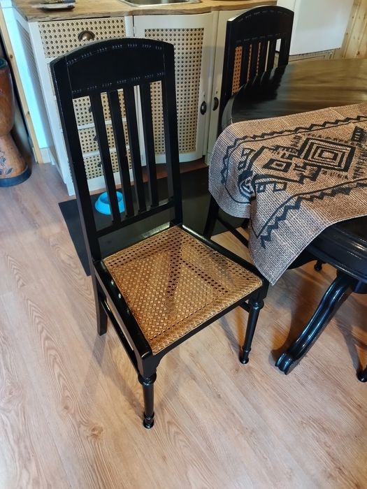 Mesa redonda de 100cm com 4 cadeiras  em palhinha em perfeito estado.