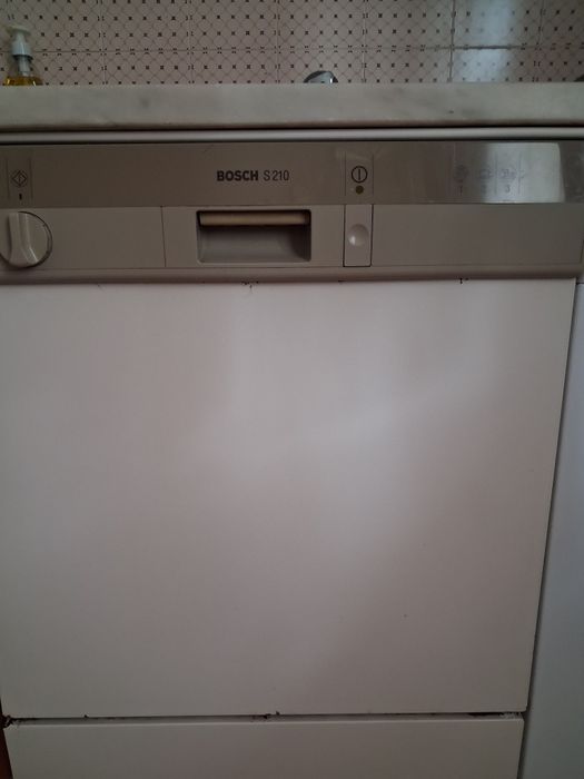 Máquina  de loiça  usada a funcionar
