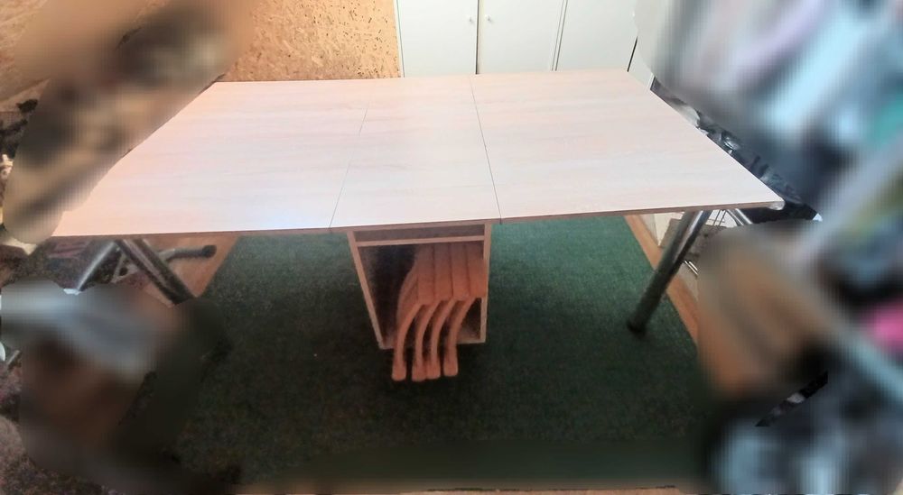 Stół rozkładany z krzesłami