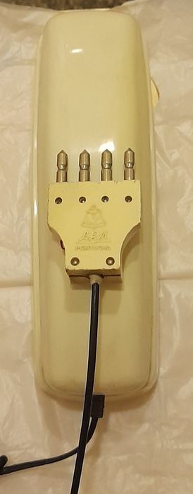 Old landline and mobile phone64739903605507121