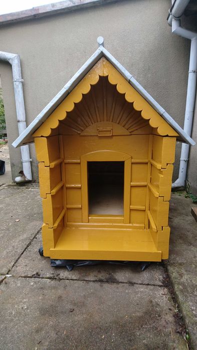 Buda dla dużego psa wykonana w tradycyjnym stylu góralskim.