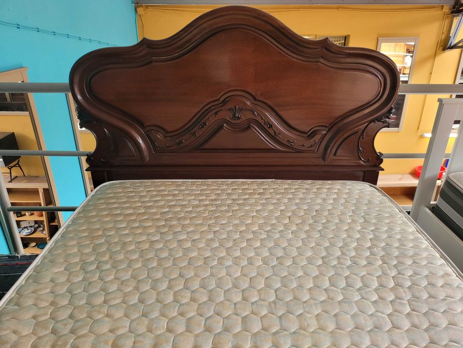 Excelente cama com estrado e colchão - Tudo em óptimo estado