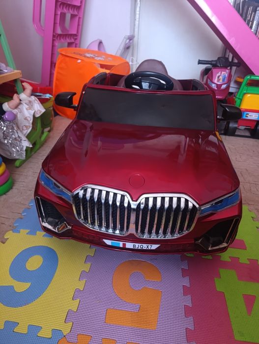 Дитячий електромобіль