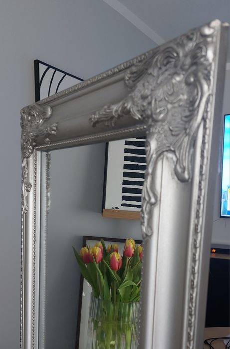 Srebrne Lustro w ozdobnej ramie